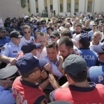 Perplasja e protestuesve dhe forcave te rendit per mbrojtjen e godines se Teatrit Kombetar (9)