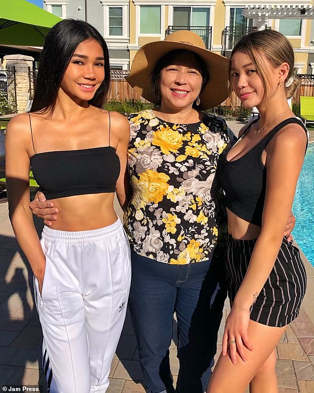 24593620-7990463-The_youthful_Joleen_left_with_motherJoanne_and_daughter_Meilani_-a-11_1581415658959