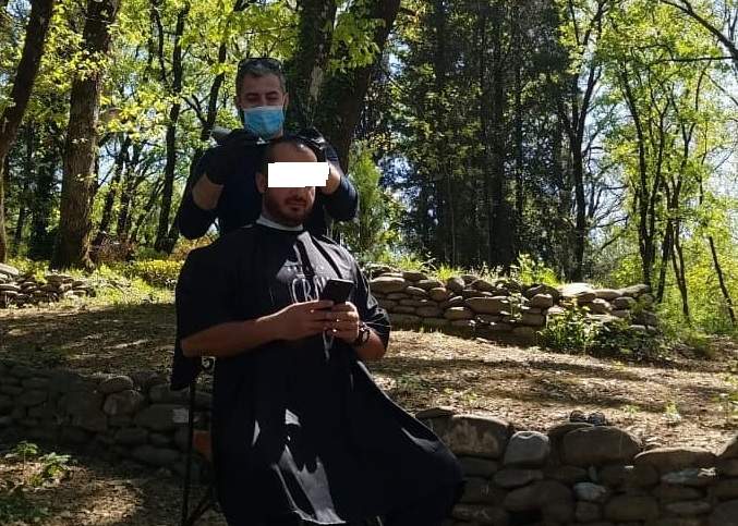 Berberi Klemend Rama, duke qethur një klient në natyrë