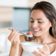 donna-con-yogurt