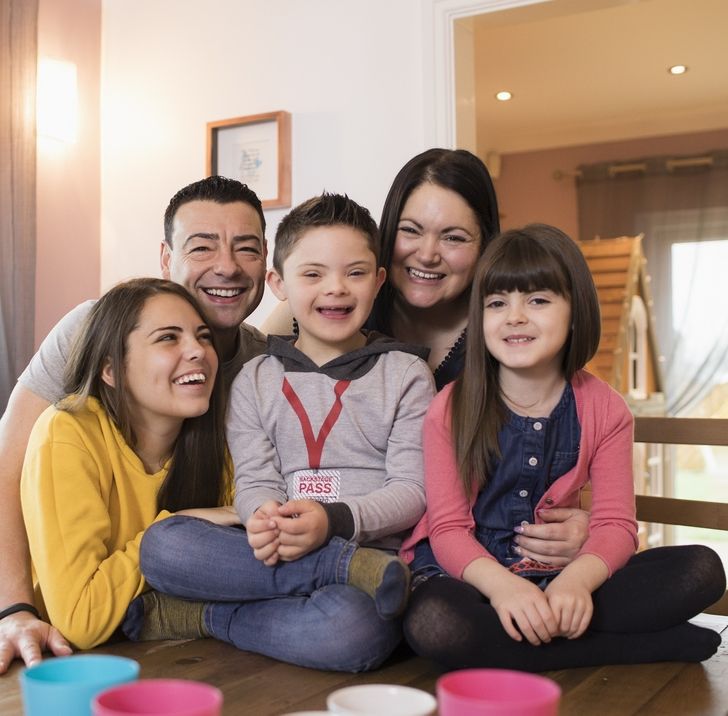 gjumë duke përqafuar diçka ose dikë (4)