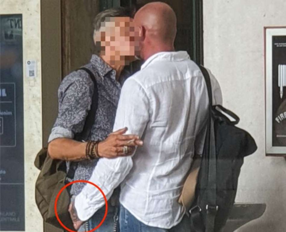 Këngëtari italian gay (1)
