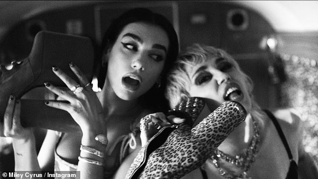 dua lipa, miley cyrus (8)