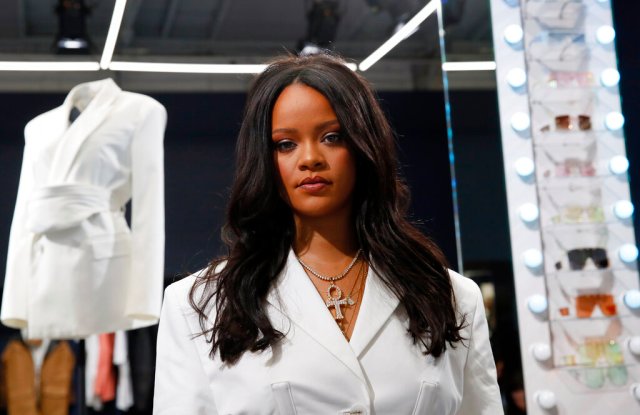 ARCHIVO - La cantante Rihanna, la primera mujer negra en dirigir una casa de lujo en París, posa al presentar la primera colección de diseños de Fenty en la tienda pop-up en París, Francia, el 22 de mayo de 2019. Un tuit de Rihanna sobre las protestas de los agricultores indios enfureció al gobierno y a partidarios del partido del primer ministro, Narendra Modi el 3 de febrero de 2021. (Foto AP/Francois Mori)