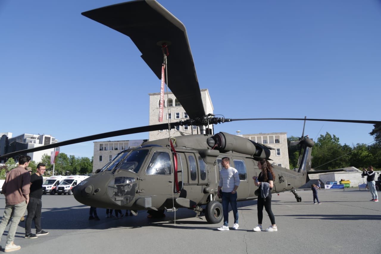 defender 21-blinda-helikopter-nato (1)