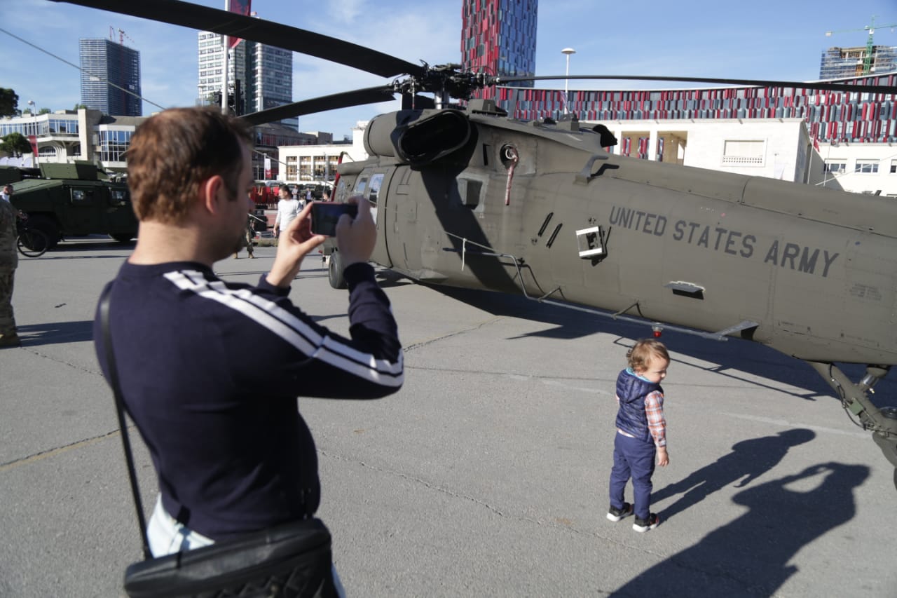 defender 21-blinda-helikopter-nato (15)