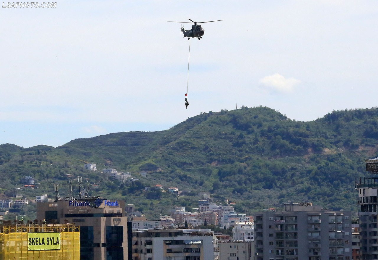defender 21-blinda-helikopter-nato (3)