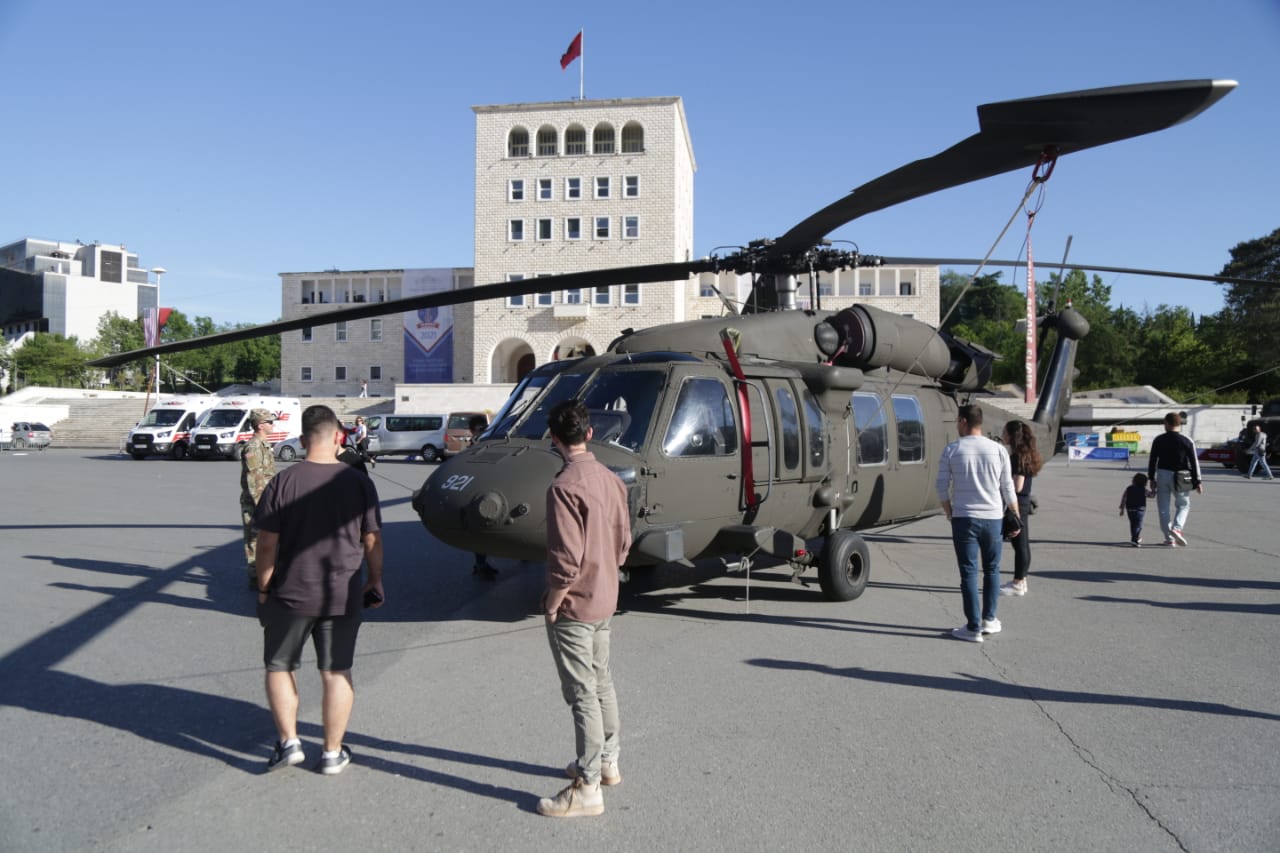 defender 21-blinda-helikopter-nato (6)