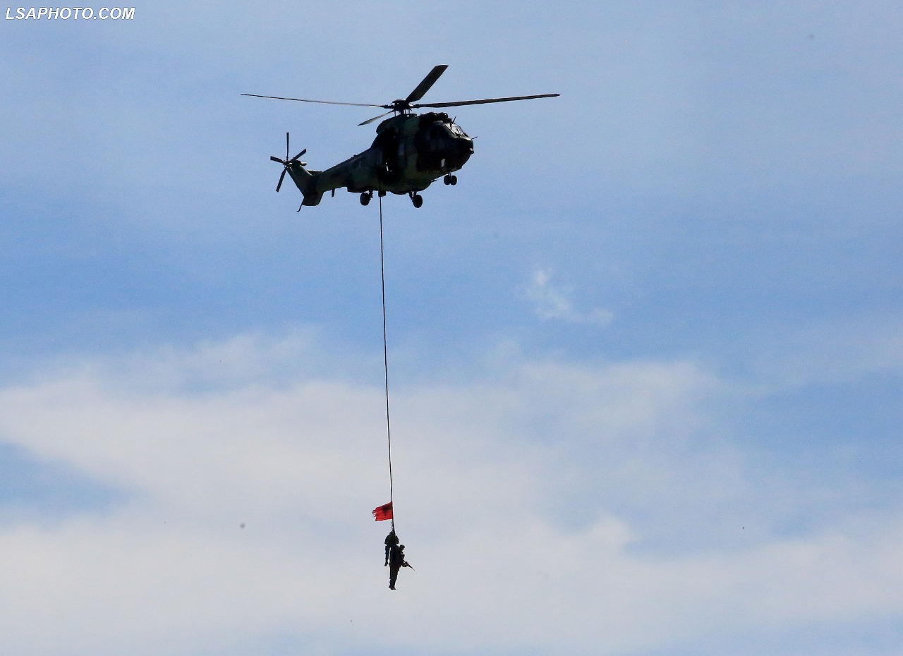 defender 21-blinda-helikopter-nato (8)