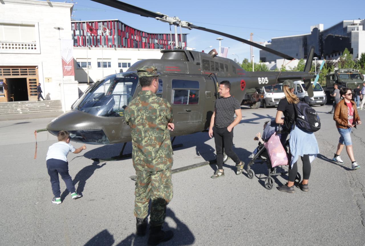 defender 21-blinda-helikopter-nato (9)