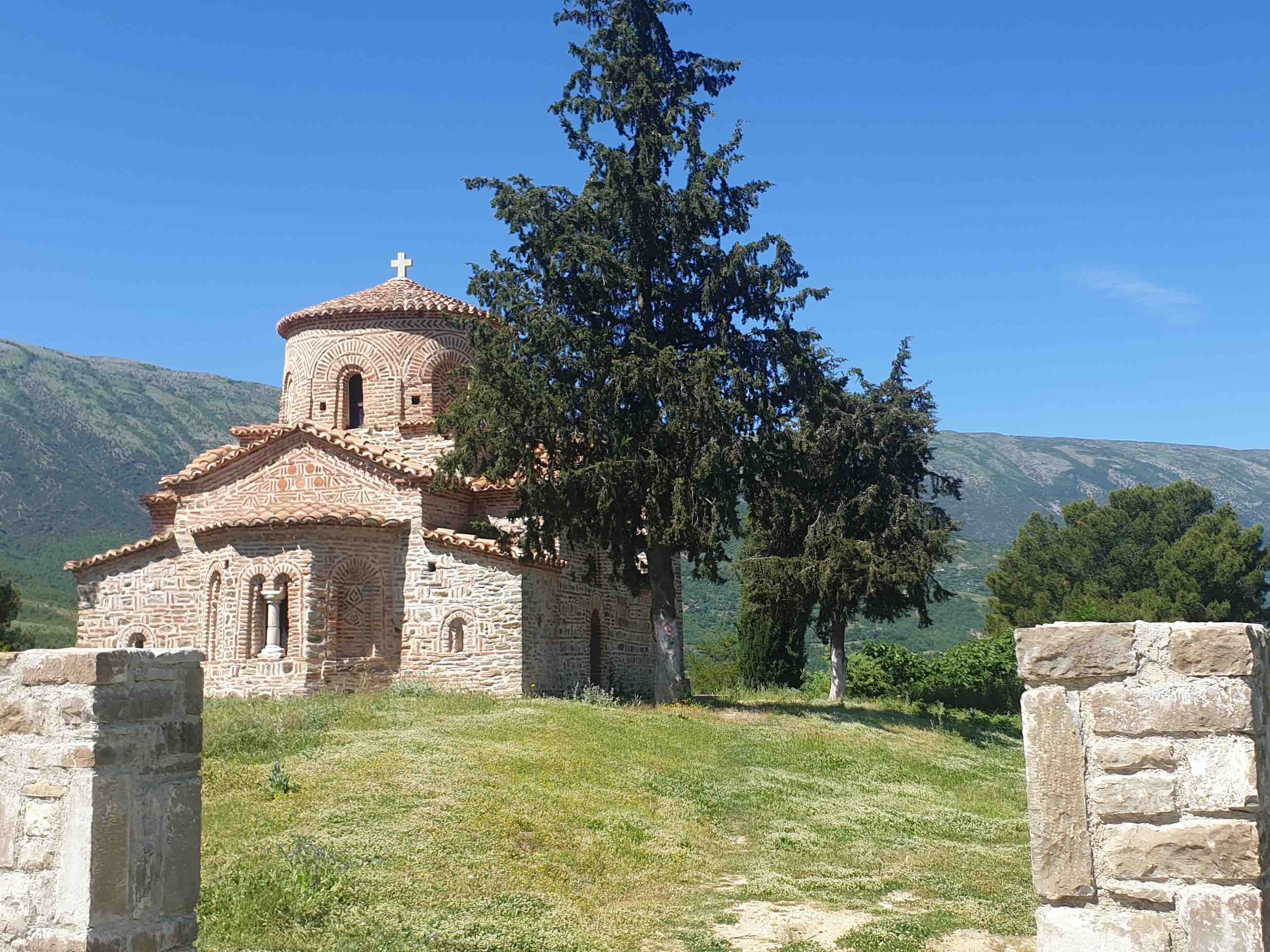 Kisha e Kosinës në Përmet, e cila u bë e njohur nga historia e zhvarrimeve në vitin 2006. Foto: Raimond Kola.