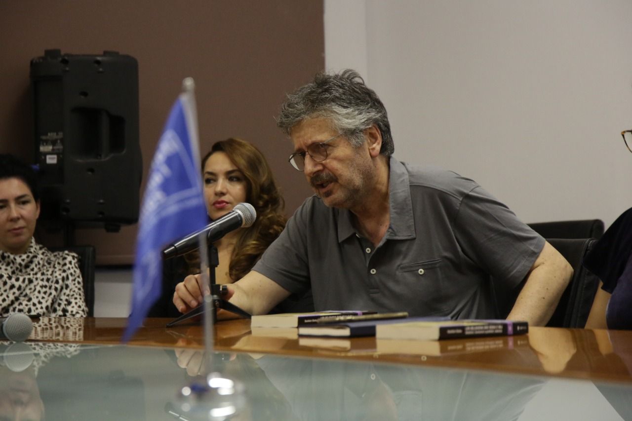Bashkim Shehu gjatë një bisede për librin e ri në UET