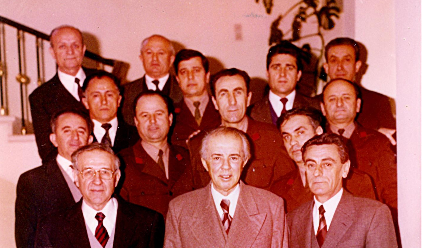 Enver-Hoxha-Mehmet-Shehu-Kadri-Hazbiu-Bato-Karafili-Feçor-Shehu-Veli-Llakaj-Nazar-Berberi-Llambi-Gegprifti-Maliq-Sadushi-Raqi-Iftica-Agron-Tafa-Ali-Vukatana-Xhule-Çiraku-dhe-Gafur-Çuçi.-1980