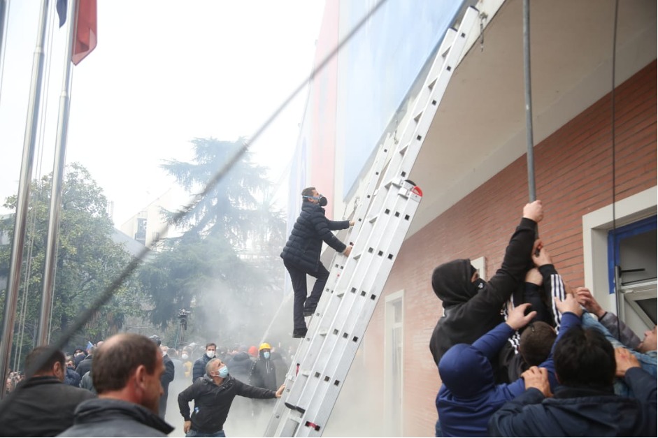 protesta e dhunshme e berishes ne pd shkallet