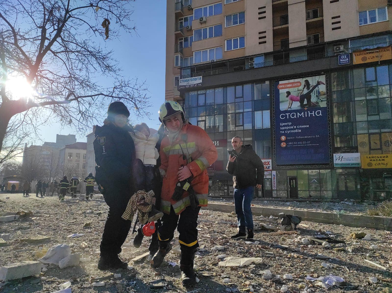 evakuim nga ndertesa e sulmuar me raketa