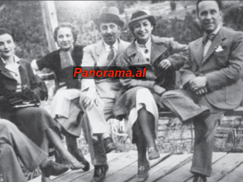 Eqerem bej Vlora me të shoqen dhe një grup miqsh në Itali1