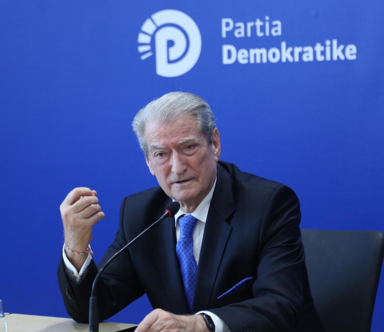Sali Berisha konferenca selia blu-PD-deabti-kryetari (1)
