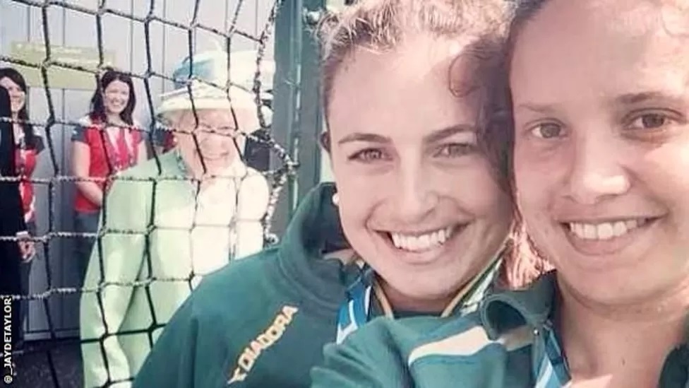Në vitin 2014, dy lojtarë hokej australianë mbetën të habitur kur Mbretëresha u shfaq duke buzëqeshur në sfondin e fotografisë së tyre në Lojërat e Commonwealth në Glasgow.
