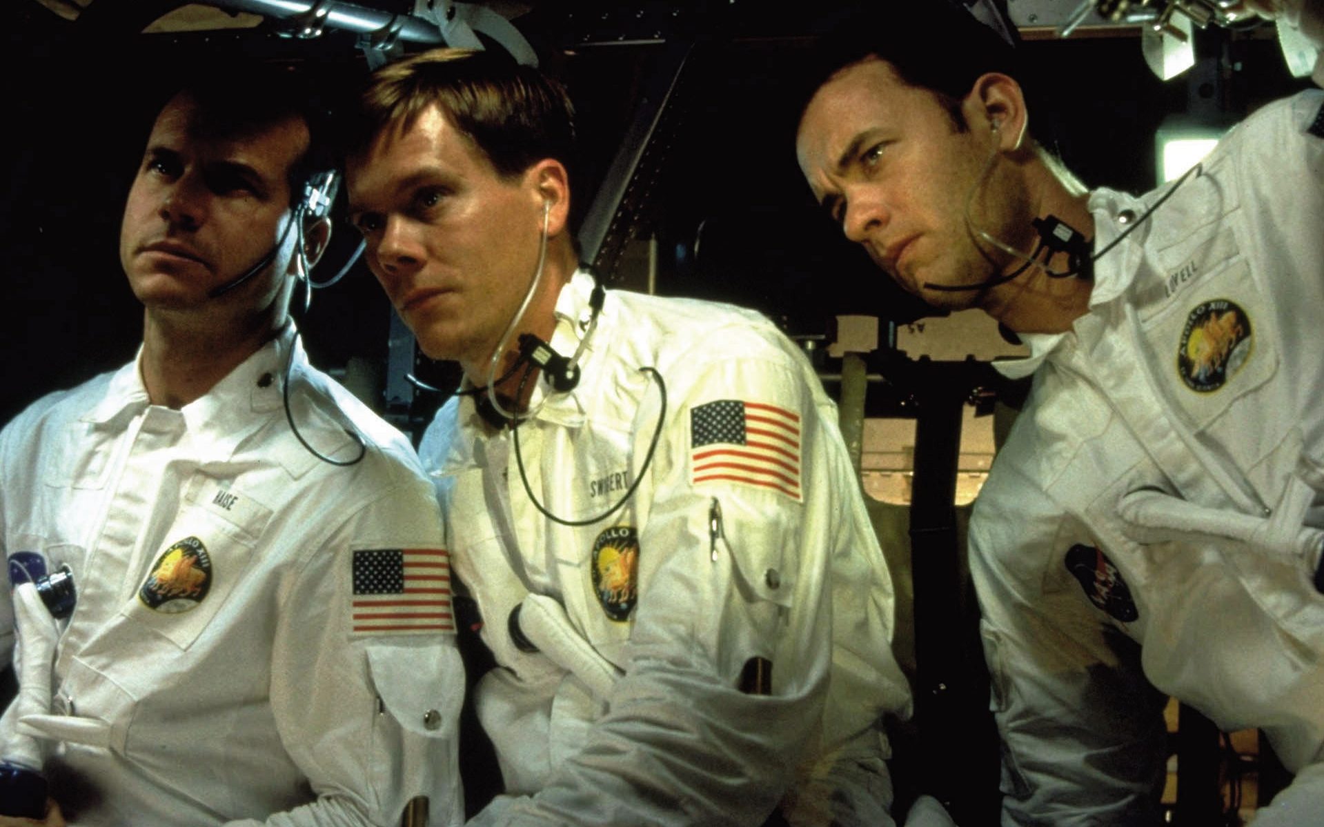 Hanks (djathtas) luajti Jim Lovell në Apollo 13