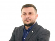 Nga trëndafilat te flamingot: A po lind simboli i parë i një revolte qytetare shqiptare?