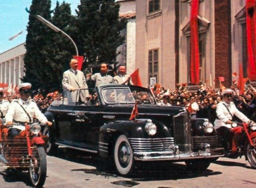 Ne foto parada, Enver Hoxha dhe Cu En Lai