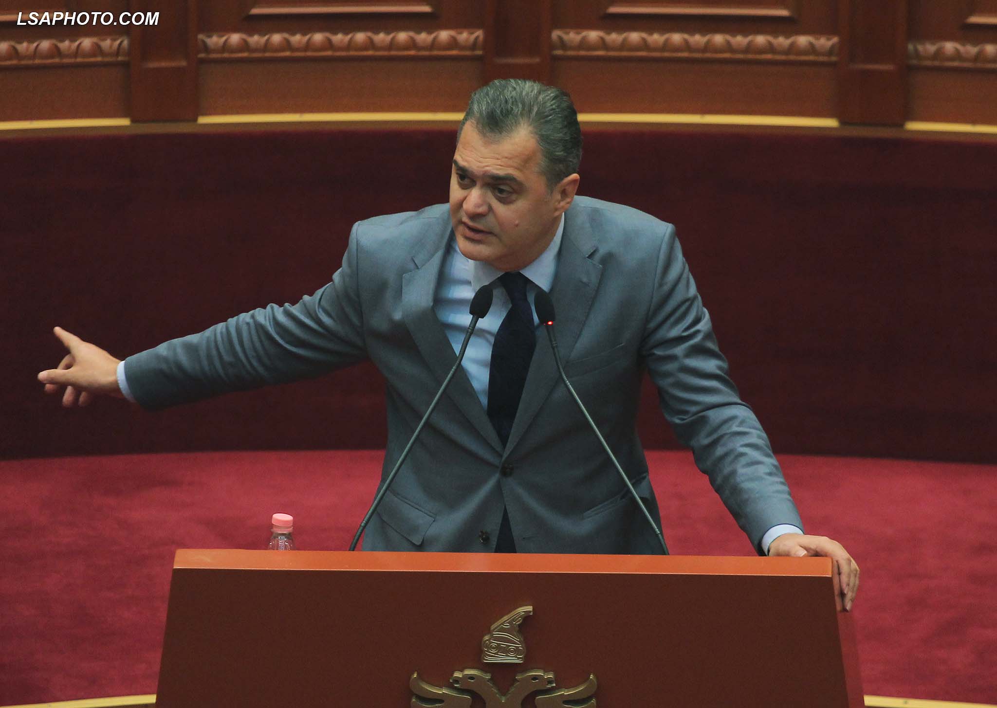 Deputeti i PS, Ben Blushi, duke folur gjate nje seance parlamentare, ku eshte debatuar ne lidhje me arrestimin e Emiljano Shullazit dhe kercenimet ndaj kandidatit per rektor ne Universitetin e Tiranes, Mynyr Koni./r/n/r/nLawmaker Ben Blushi, speaks during a parliamentary session.