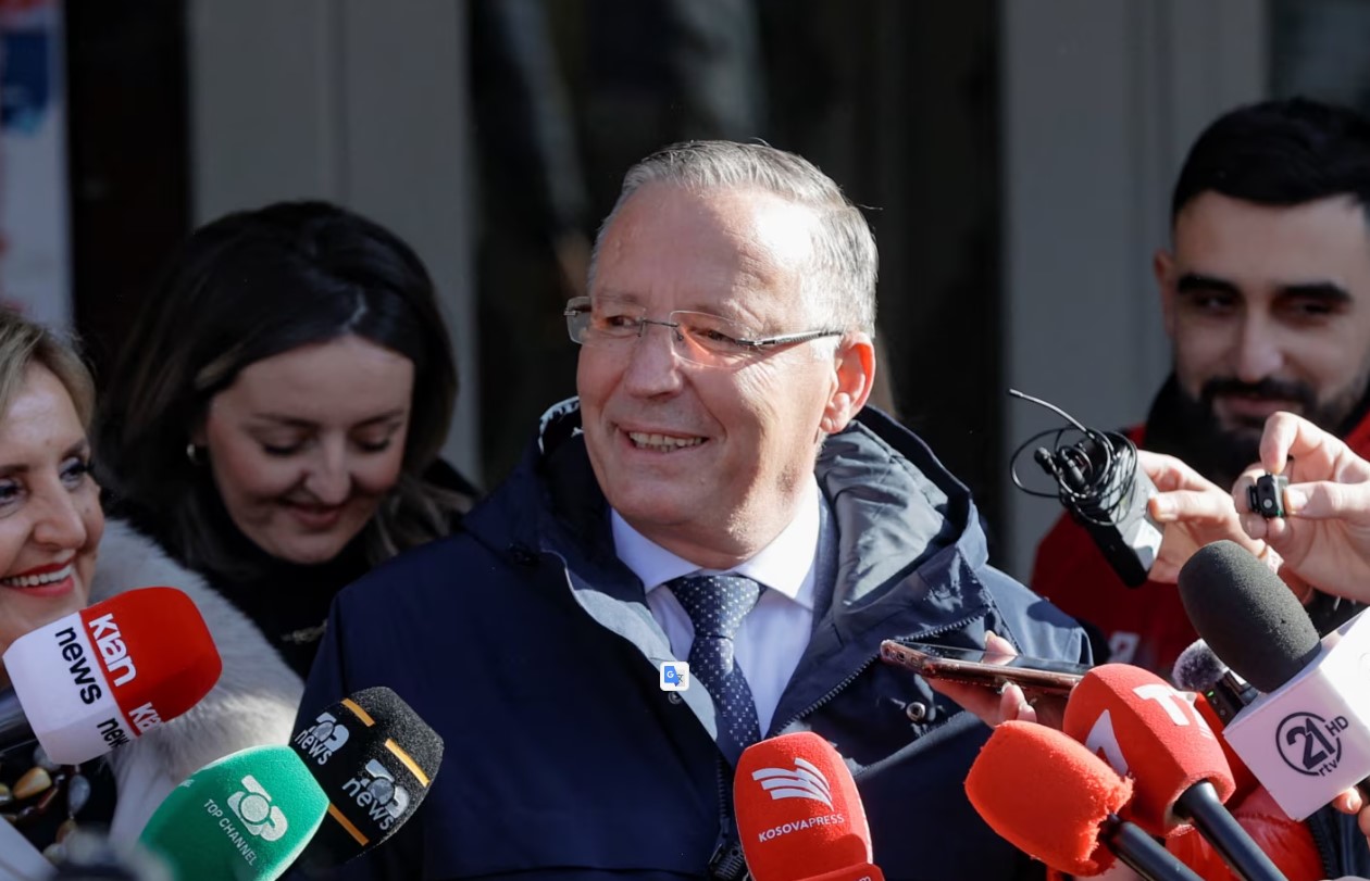 Bedri Hamza duke folur me gazetarët pas votimit në Mitrovicë