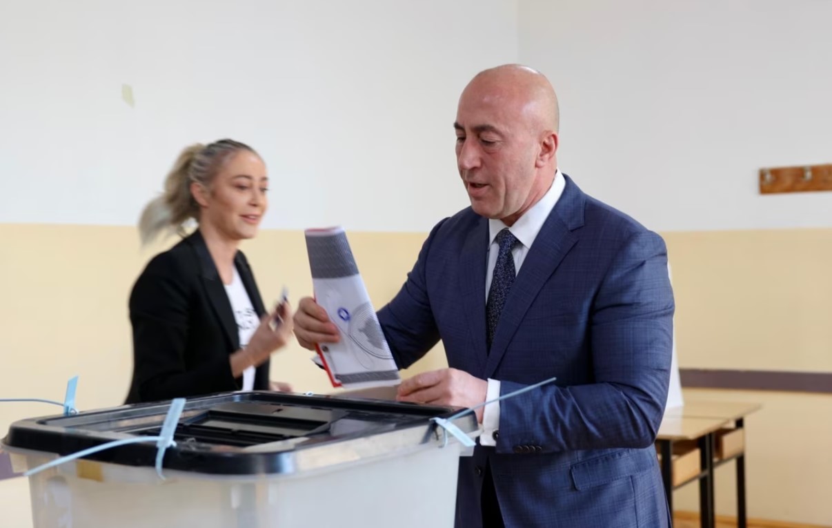 Kandidati i AAK-së për kryeministër, Ramush Haradinaj, duke votuar në Prishtinë