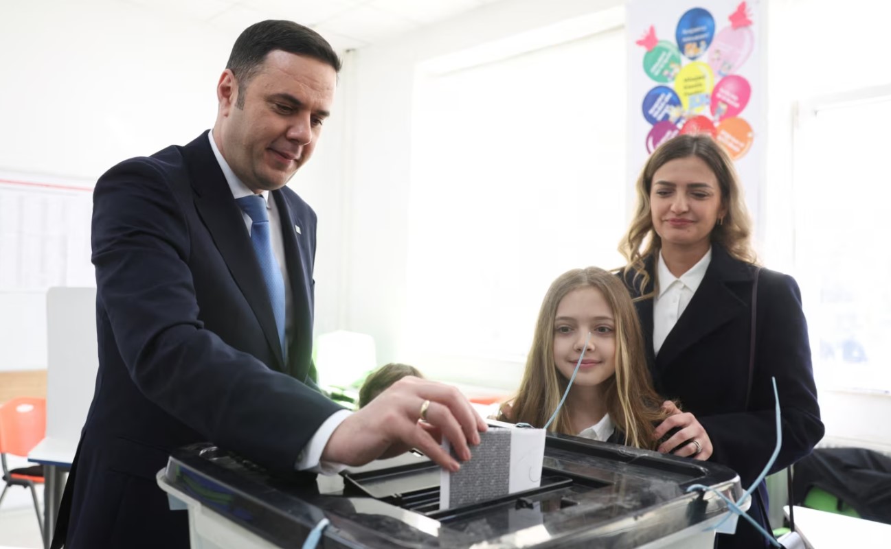 Kandidati i LDK-së për kryeministër, Lumir Abdixhiku, duke votuar