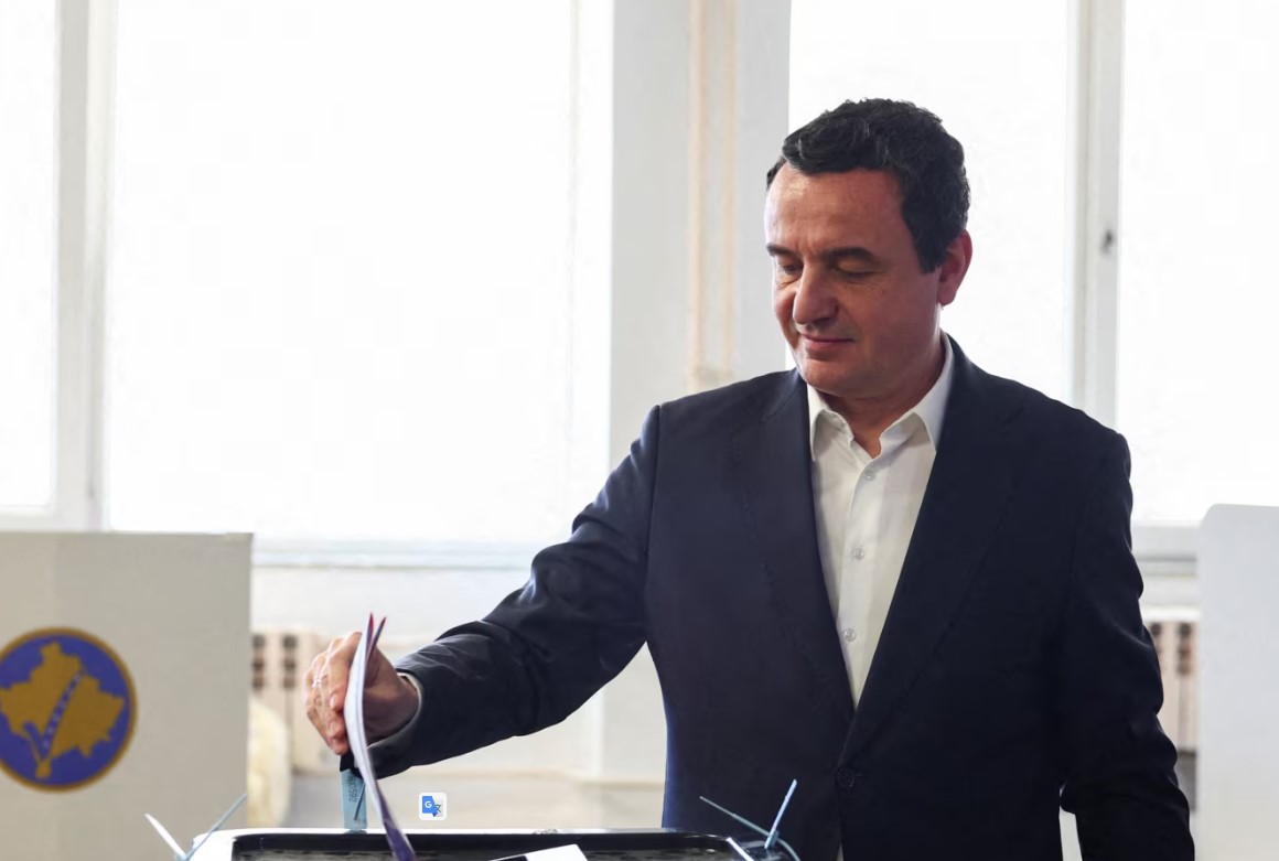 Kandidati i LLV-së për kryeministër, Albin Kurti, duke votuar në Prishtinë