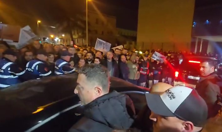 Mbështetësit e Veliajt bllokojnë hyrjen e GJKKO