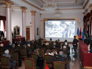 Tre vite nga pushtimi rus! Kuvendi i Shqipërisë dhe Ambasada e Ukrainës organizojnë shfaqjen e filmit “Kur erdhi pranvera në Bucha”