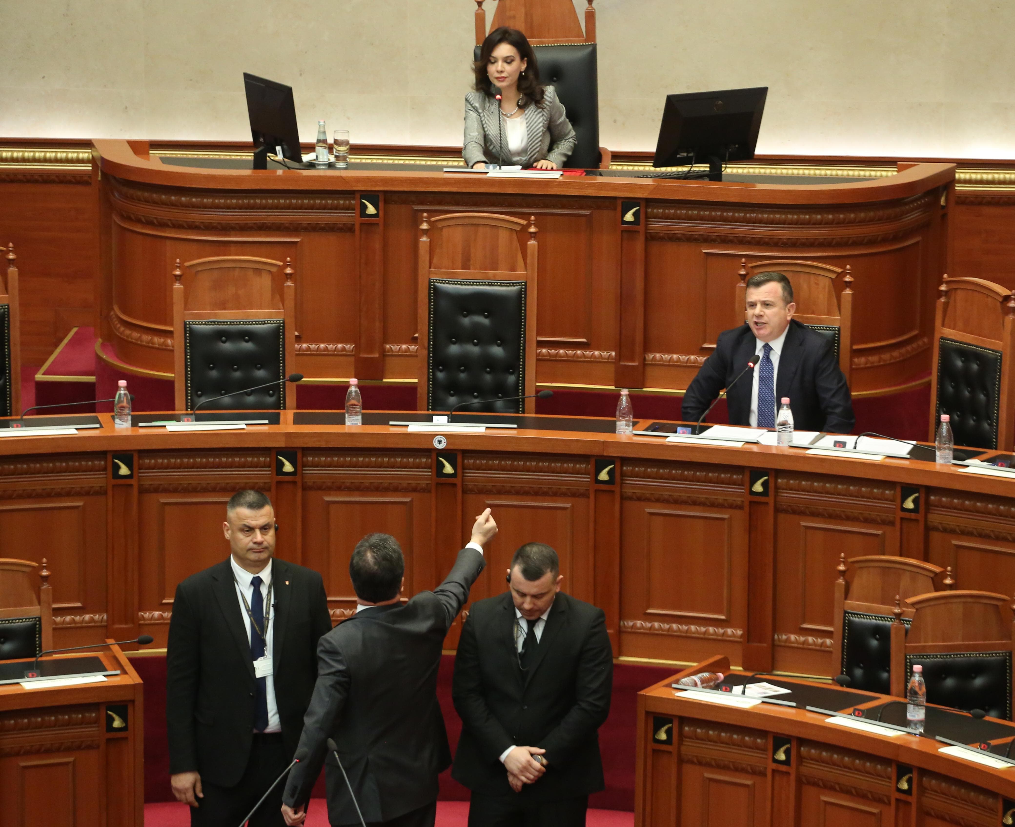 noka balla tensione parlament (1)
