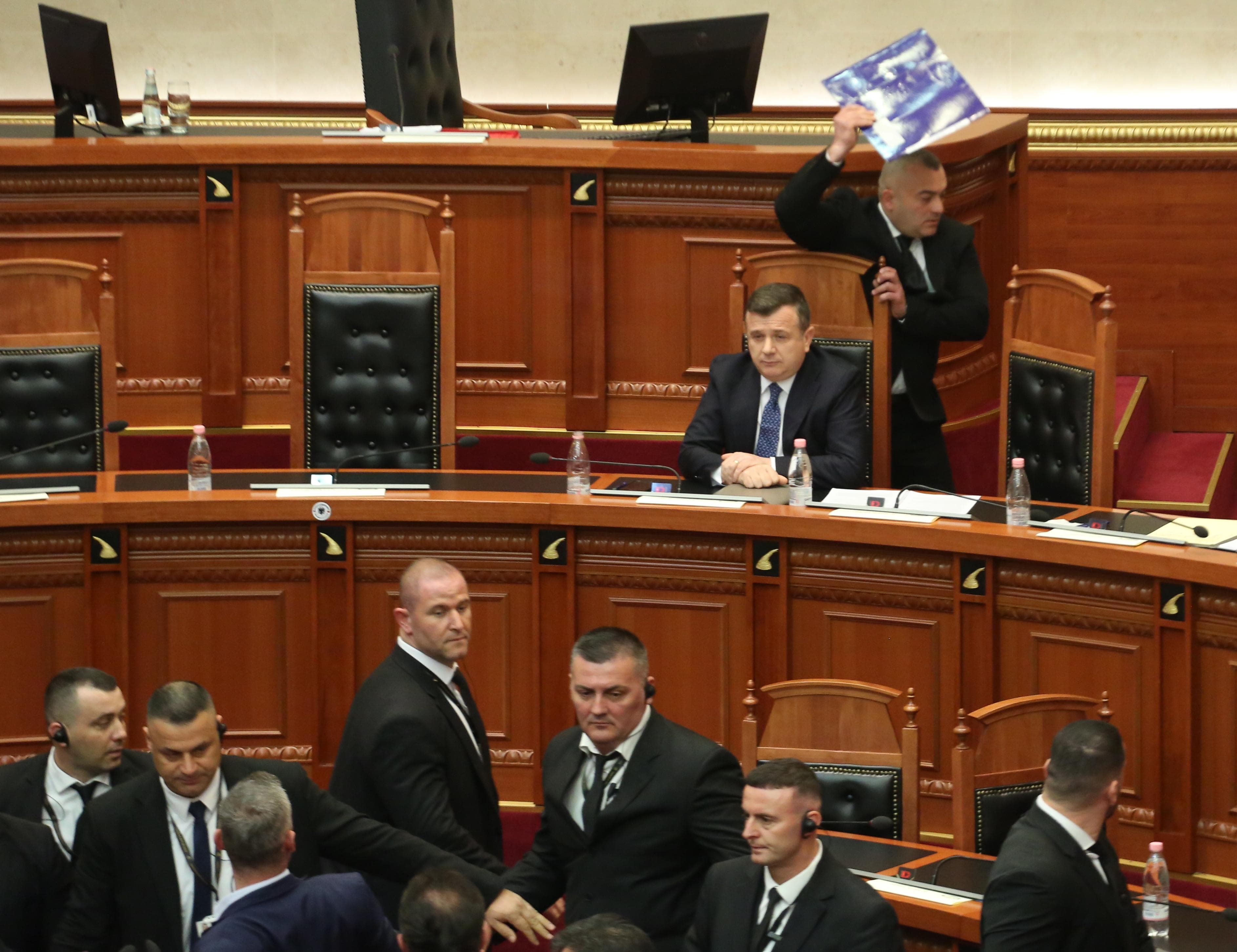noka balla tensione parlament  (2)