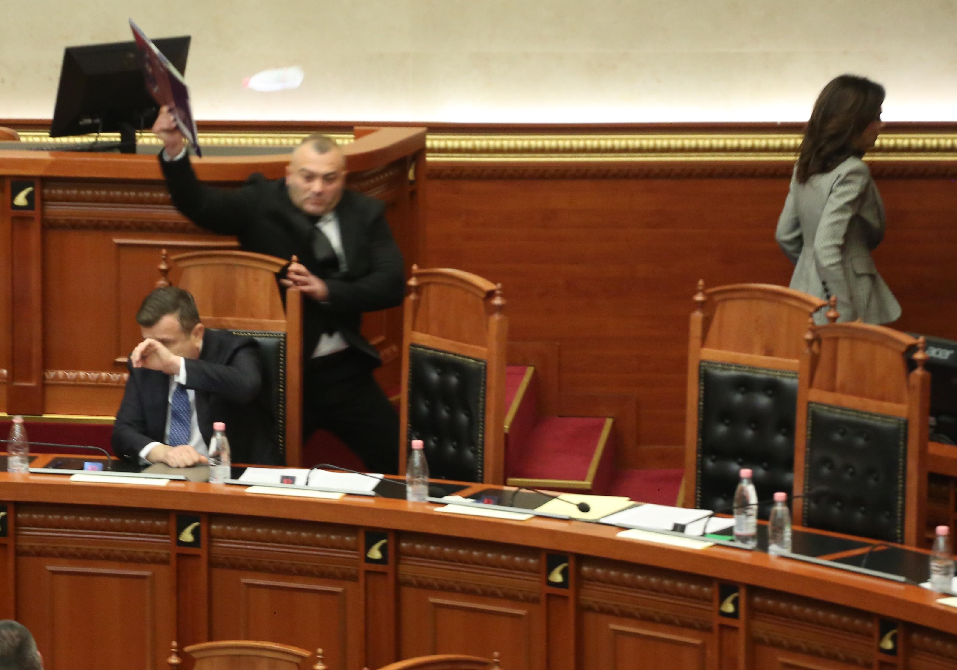 noka balla tensione parlament  (3)