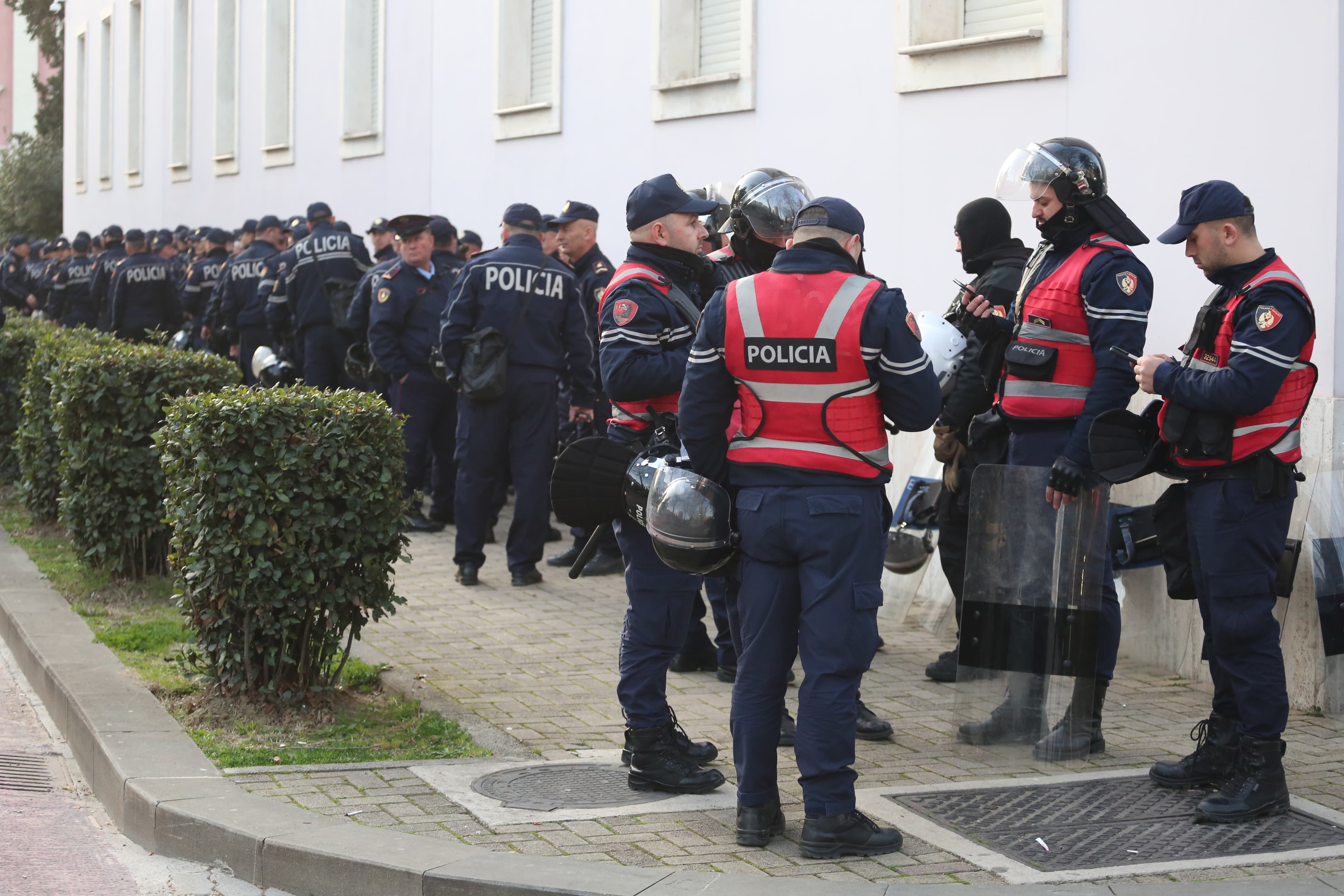 protesta opozita-pankarta-policia-deputetet-maska-kundragaz (10)