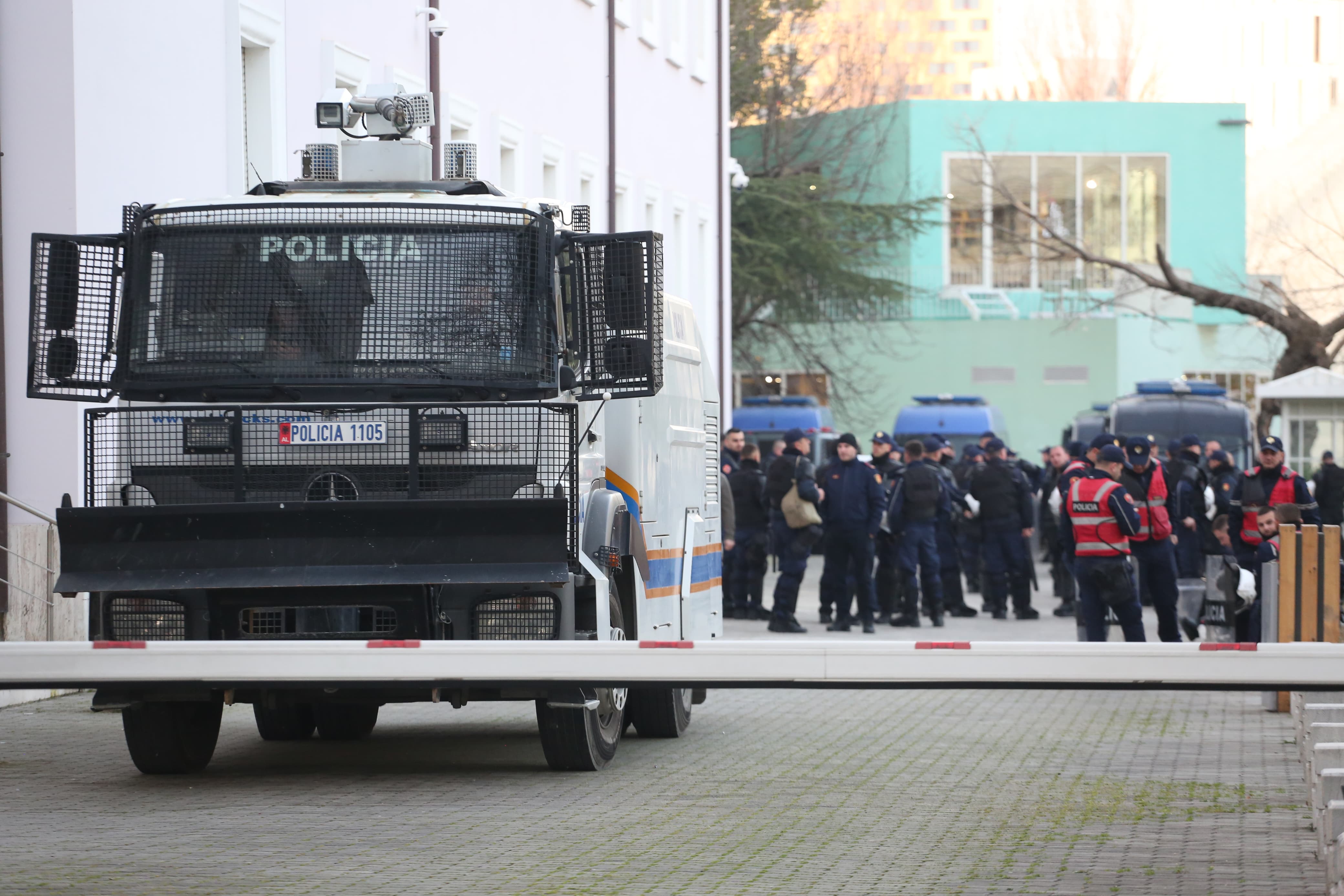 protesta opozita-pankarta-policia-deputetet-maska-kundragaz (11)