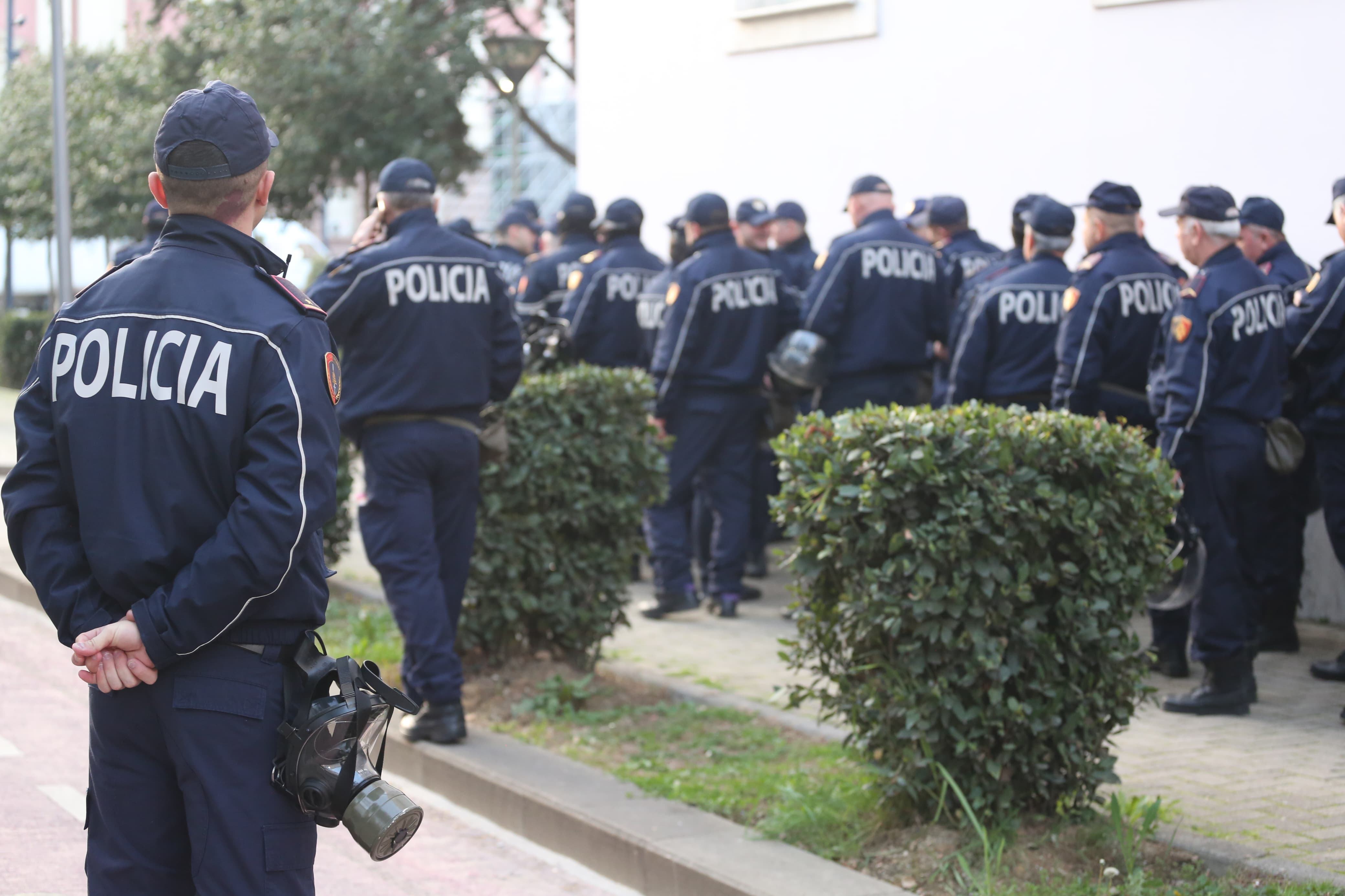 protesta opozita-pankarta-policia-deputetet-maska-kundragaz (12)