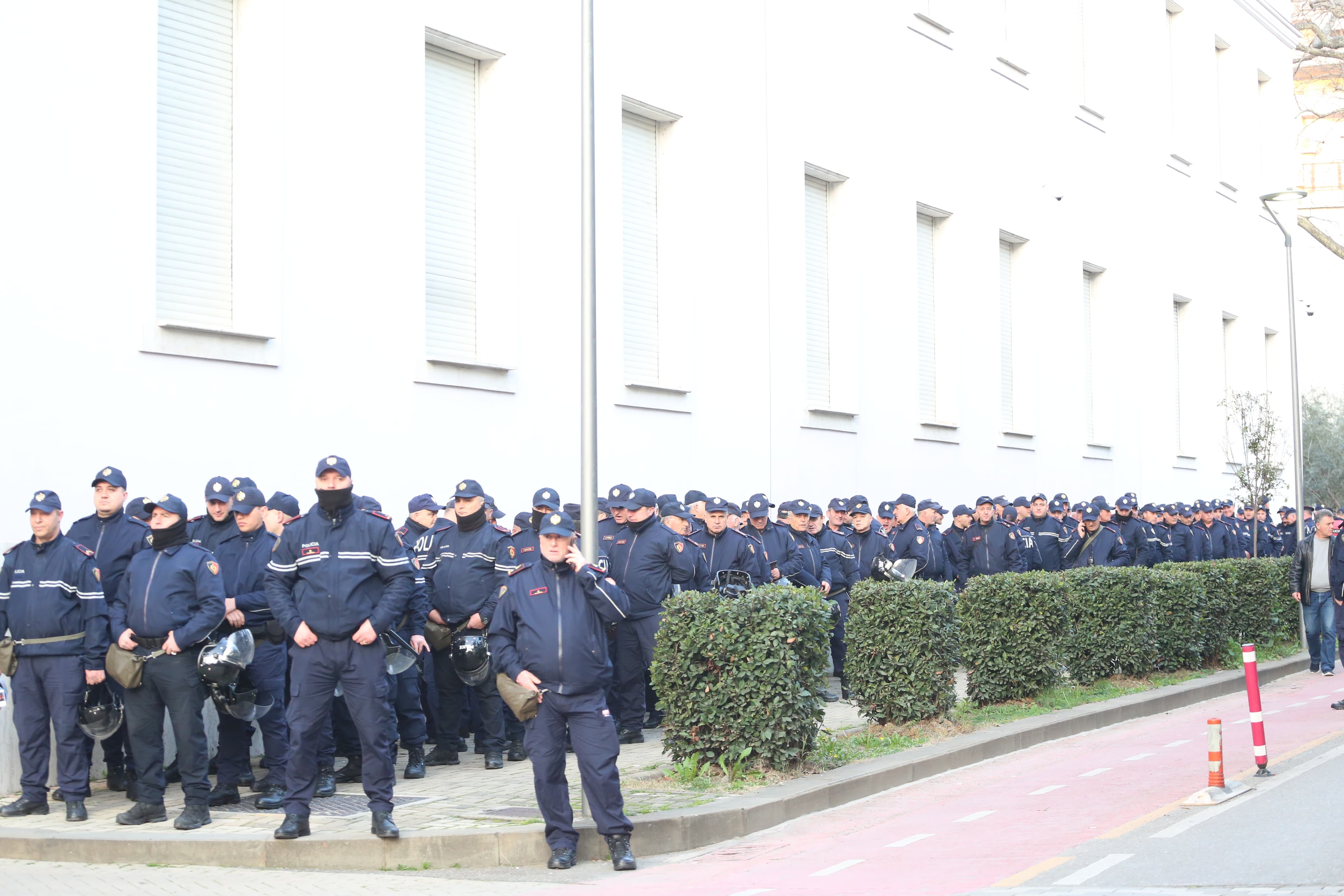 protesta opozita-pankarta-policia-deputetet-maska-kundragaz (13)