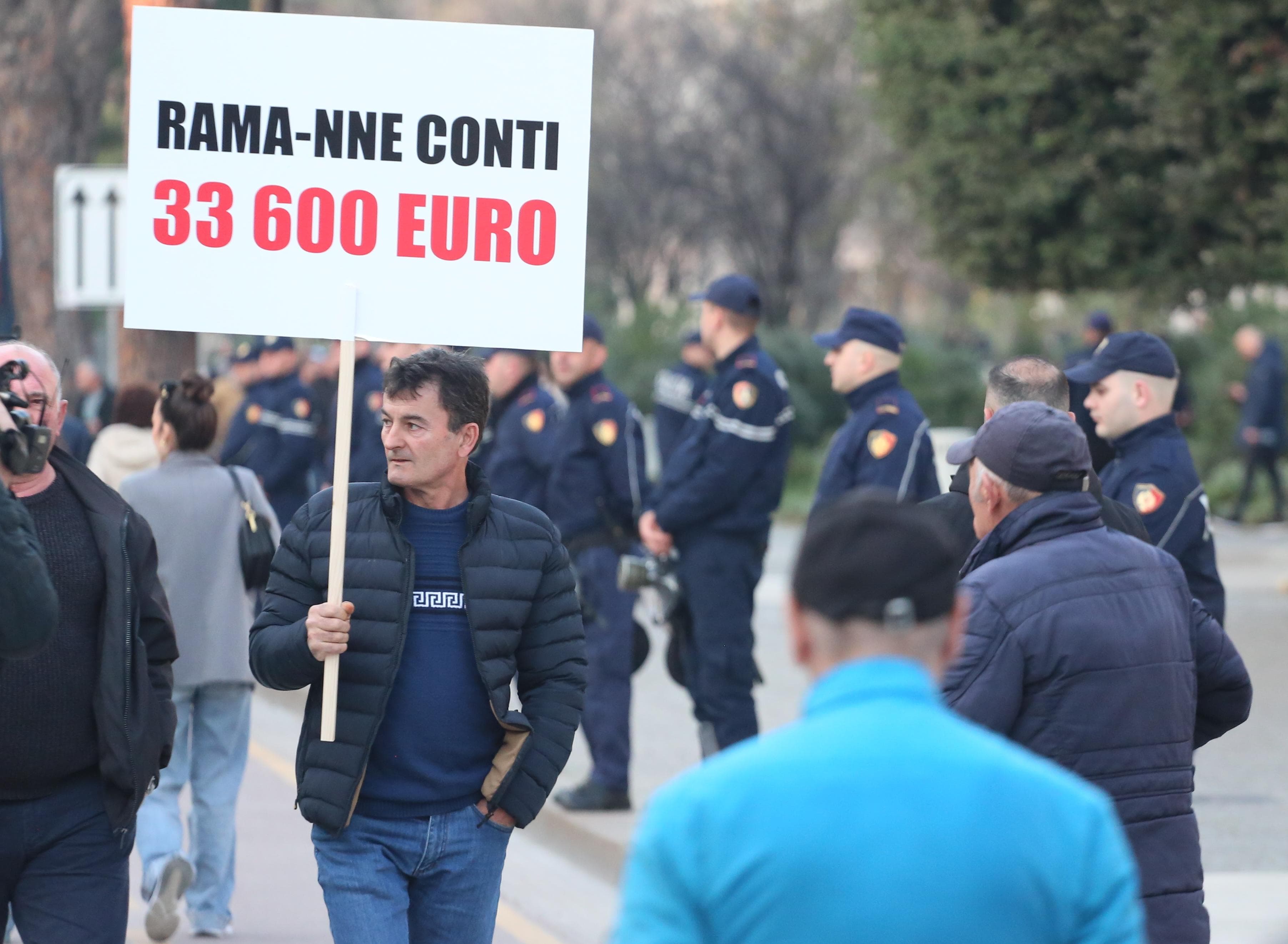 protesta opozita-pankarta-policia-deputetet-maska-kundragaz (14)