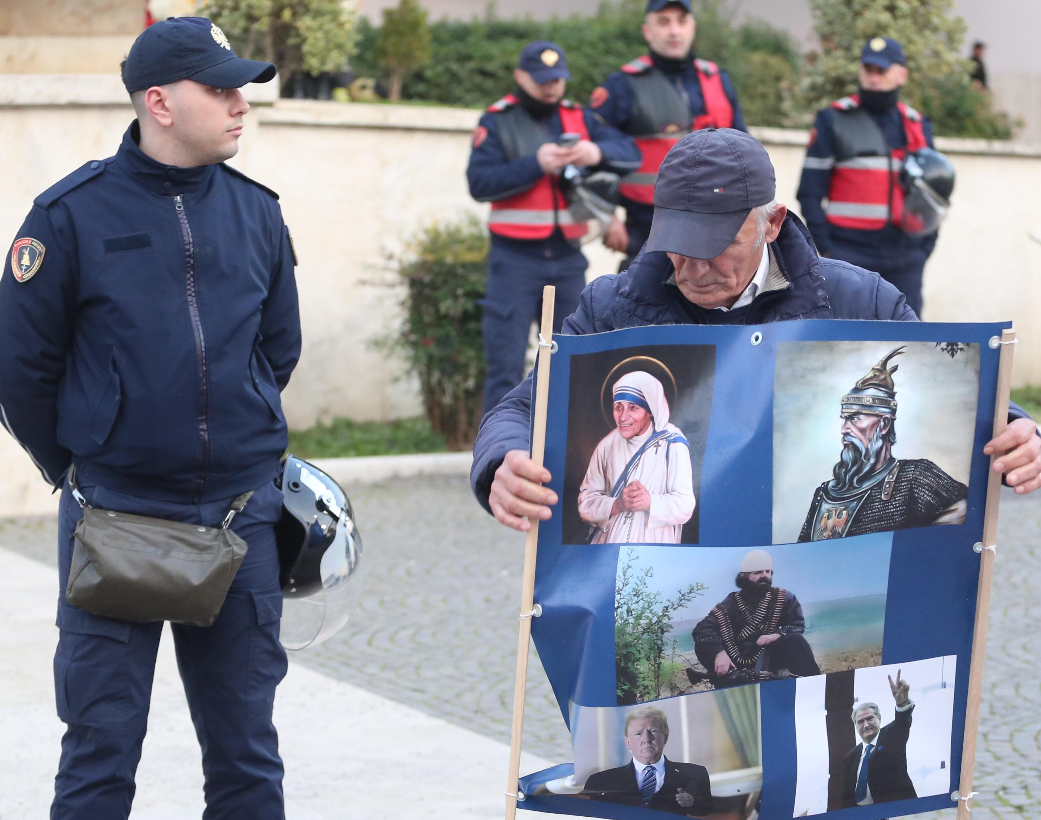protesta opozita-pankarta-policia-deputetet-maska-kundragaz (15)