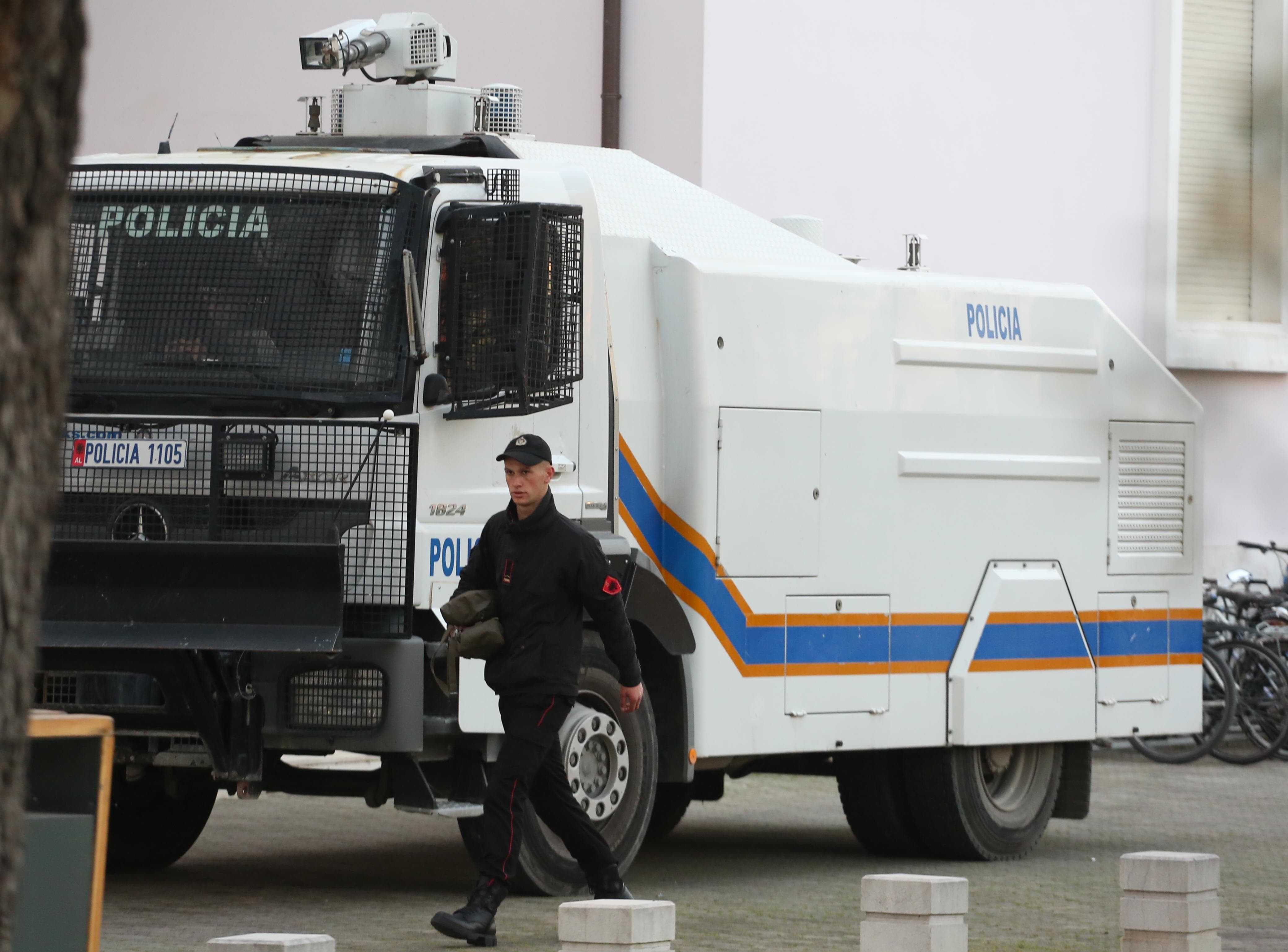protesta opozita-pankarta-policia-deputetet-maska-kundragaz (6)