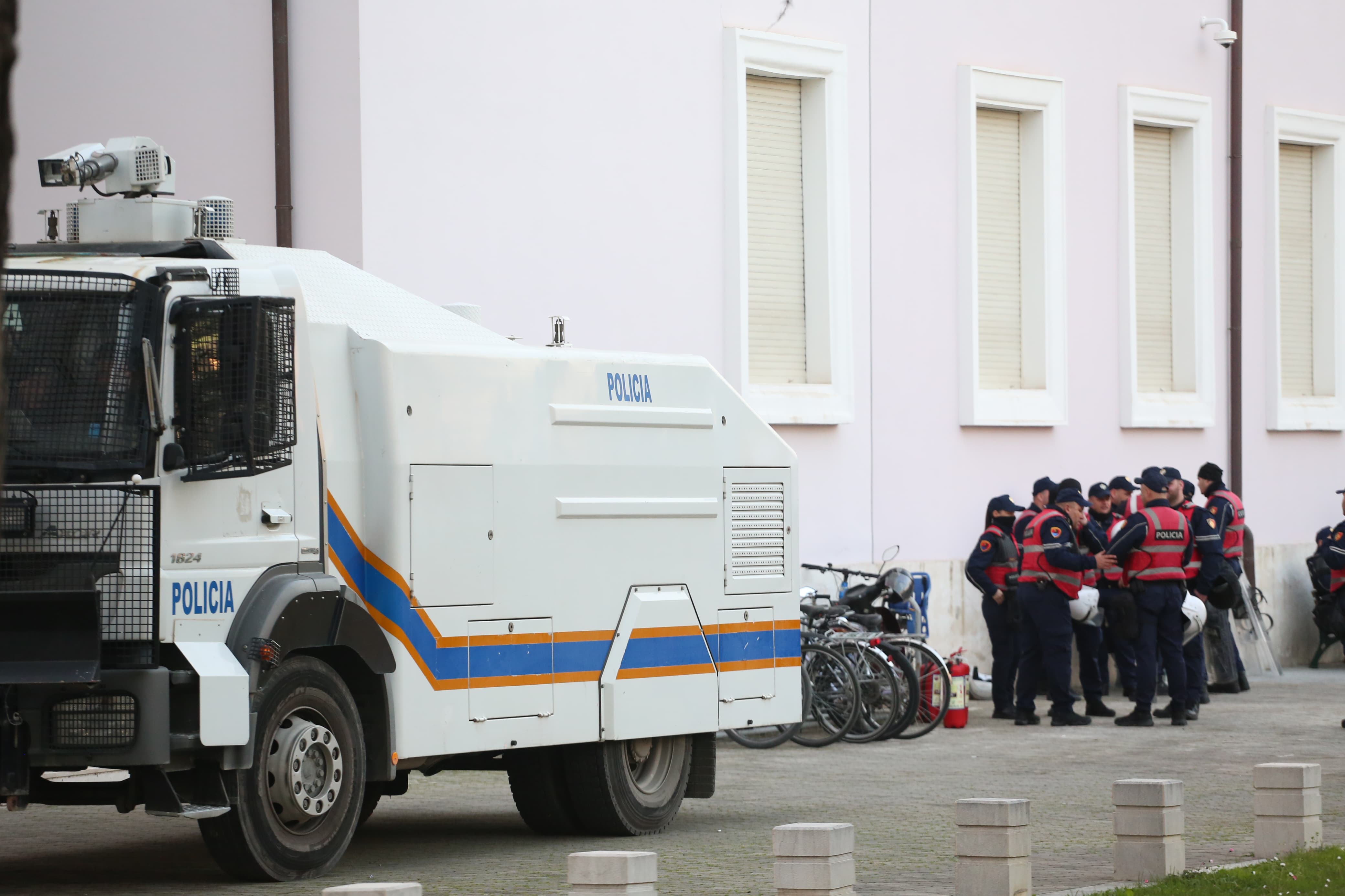 protesta opozita-pankarta-policia-deputetet-maska-kundragaz (7)