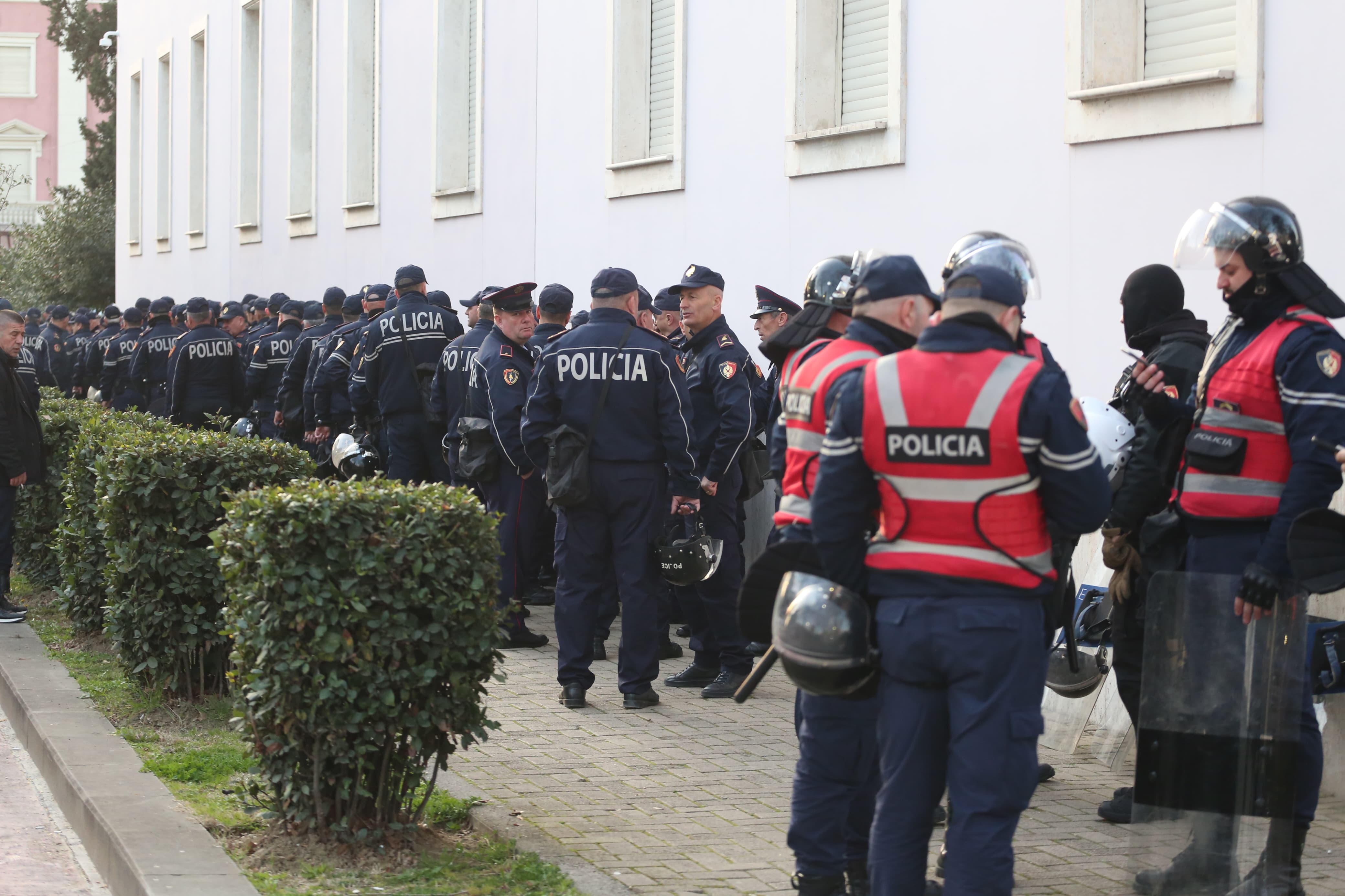 protesta opozita-pankarta-policia-deputetet-maska-kundragaz (8)