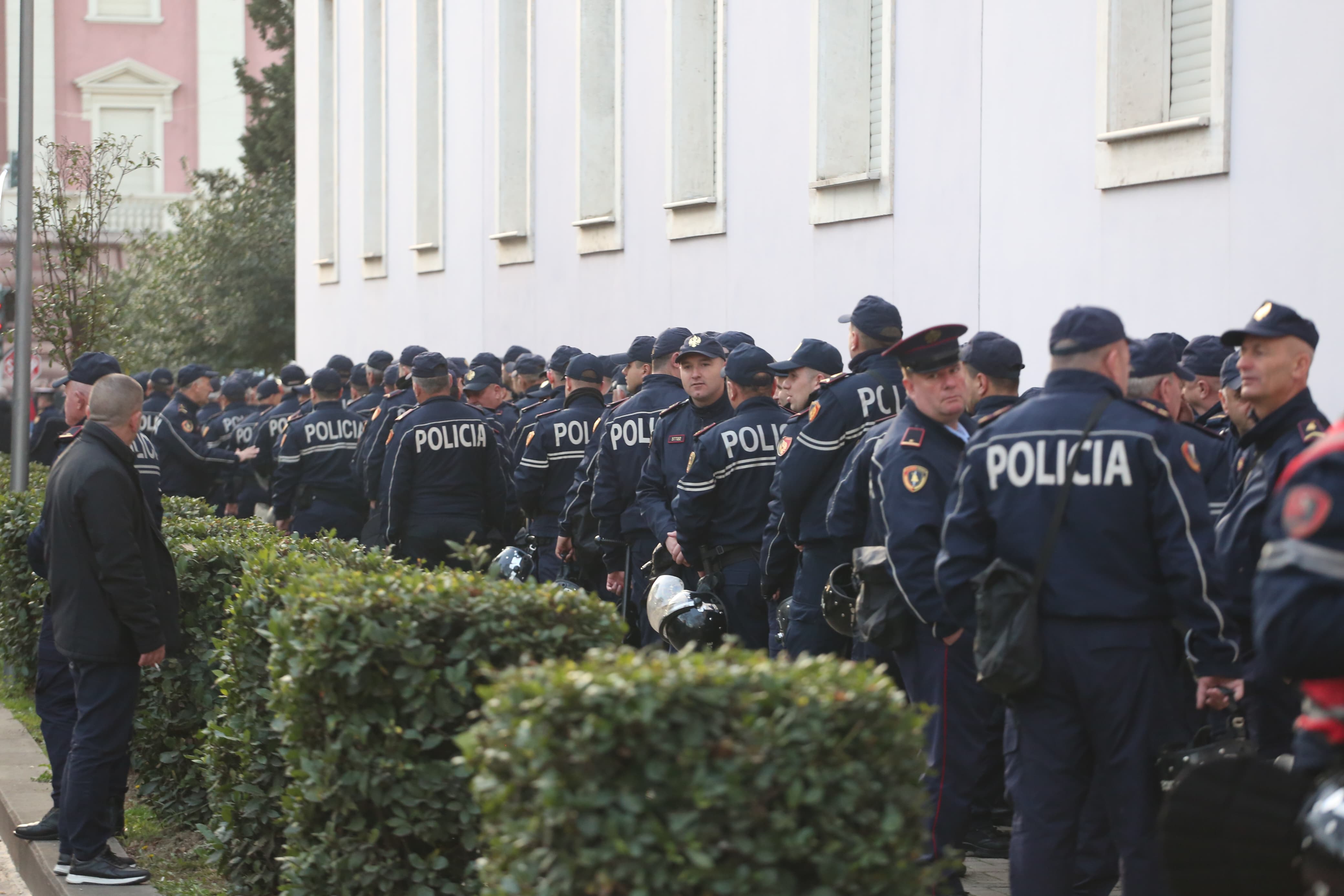 protesta opozita-pankarta-policia-deputetet-maska-kundragaz (9)