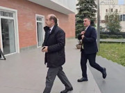 Zgjedhjet parlamentare/ Dy zyrtarët e Partisë së Lirisë mbërrijnë në selinë e PD-së, takim me Sali Berishën