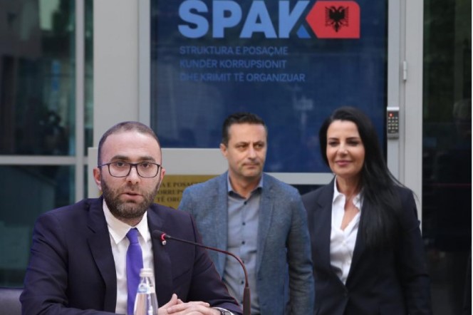 balluku ceno klosi bardhi