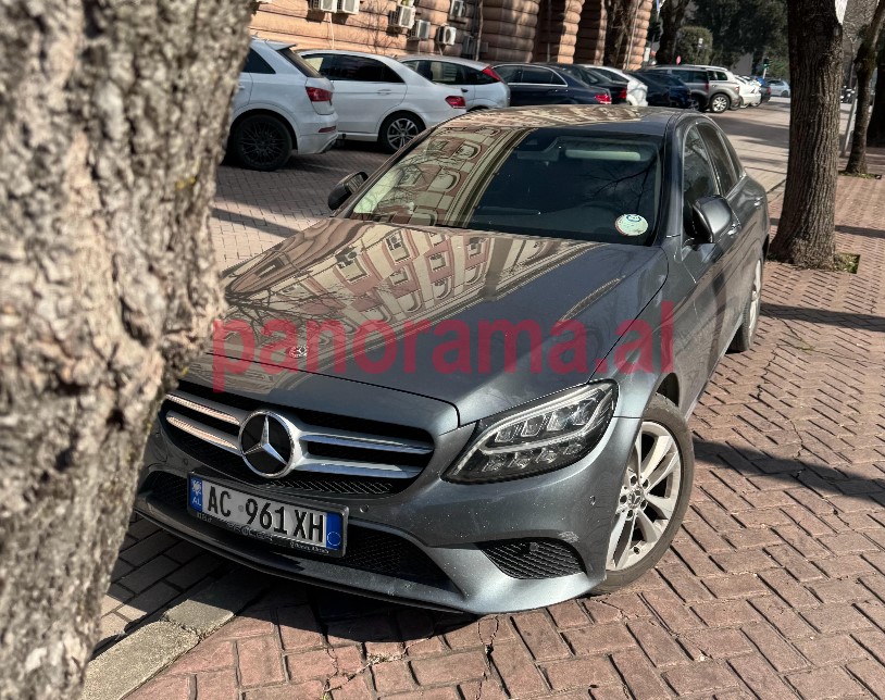 makina e deputetit parkim kuvend (2)