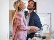 E sugjerojnë psikologët/ Larja e enëve bashkë, sekreti i çuditshëm për një marrëdhënie më të lumtur dhe të barabartë