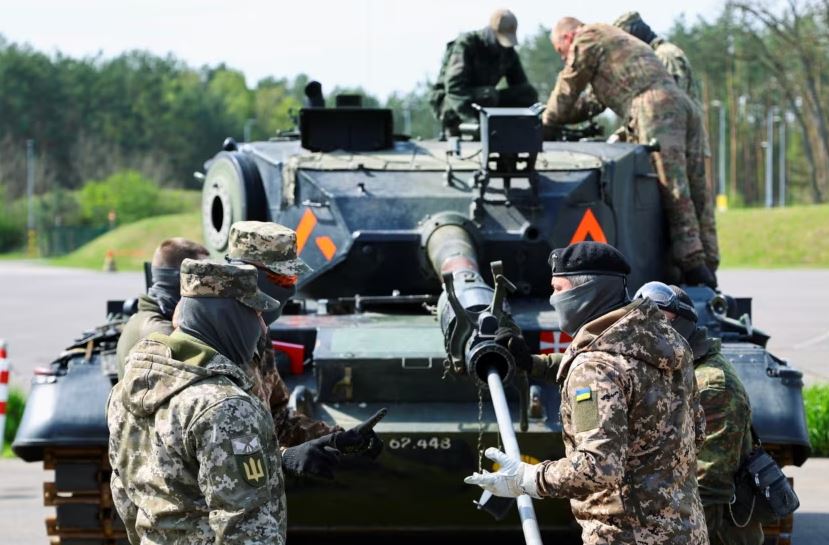 Ushtarët duke i trajnuar trupat ukrainase në një bazë në GjermanI